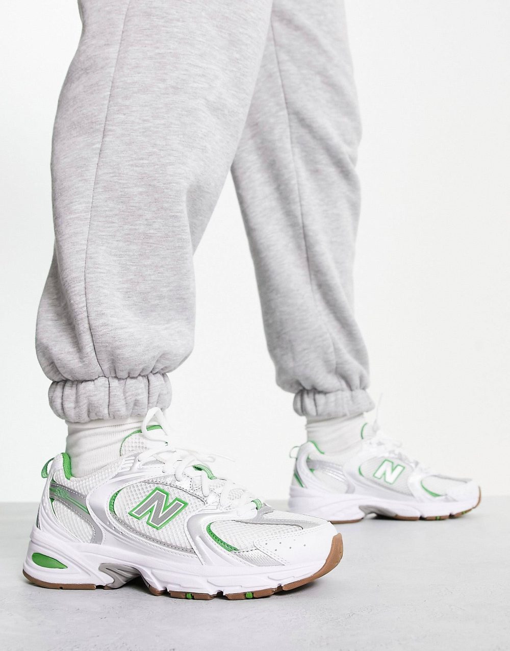 New Balance 530 trainers in white & green - Image 2