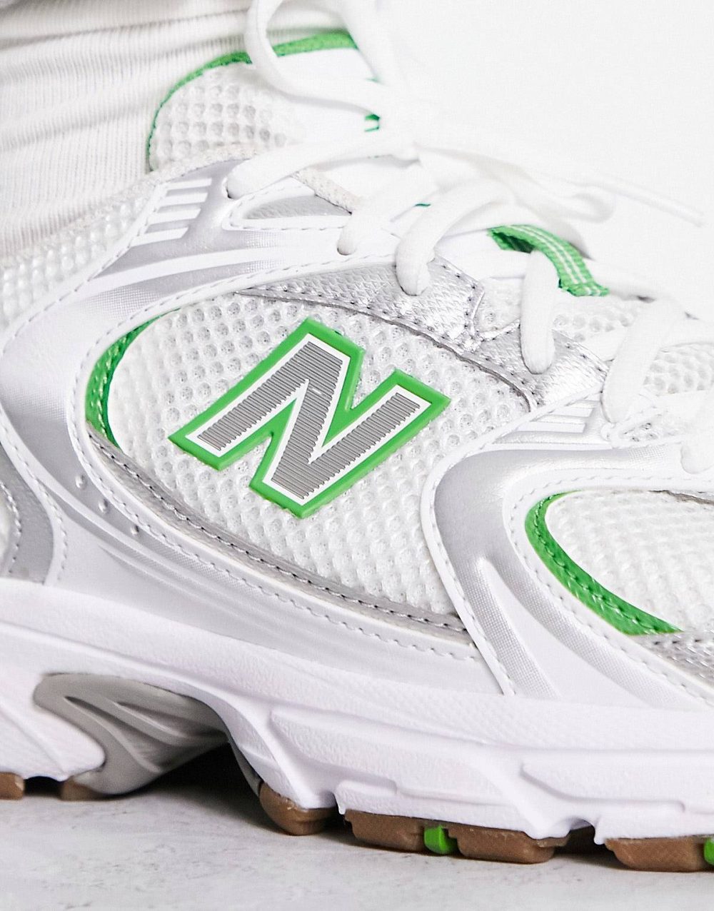 New Balance 530 trainers in white & green - Image 4